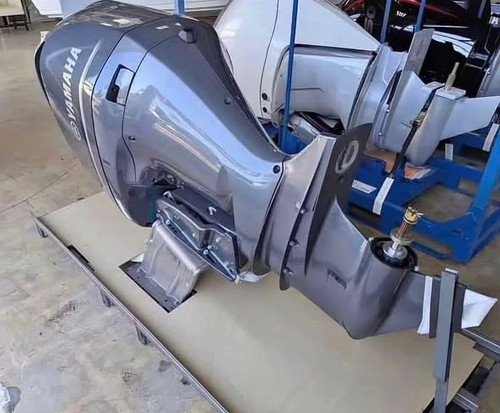 Yamaha New 300hp 4 Stroke Outboard Motor thumbnail 4