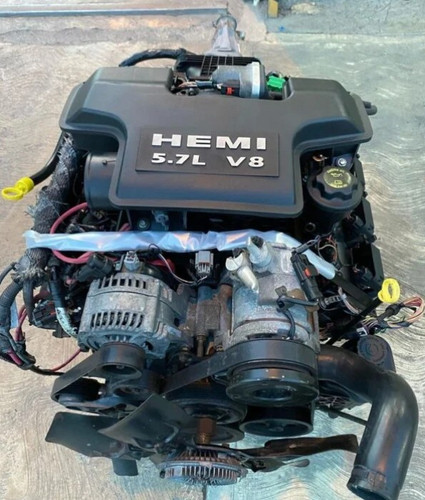 5.7L HEMI V8 engine — photo 1
